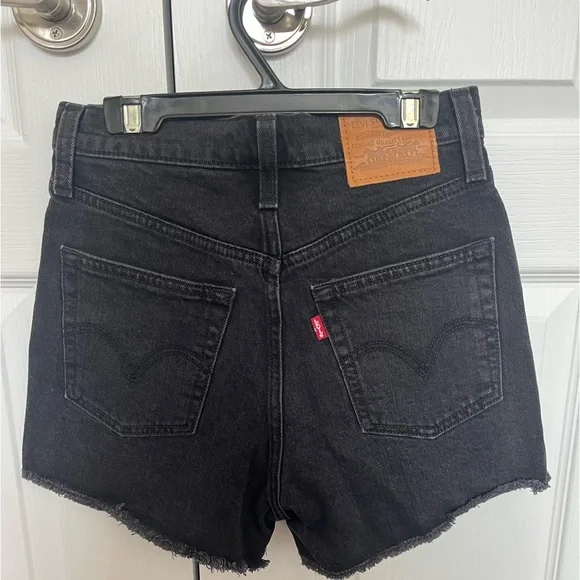 Levi’s Ribcage Shorts - Picture 3 of 3